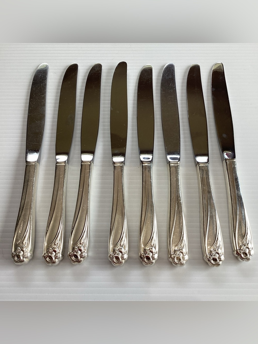 8 X VTG 1847 Rogers Bros Silverplate DAFFODIL DINNER KNIVES 8 1/4"